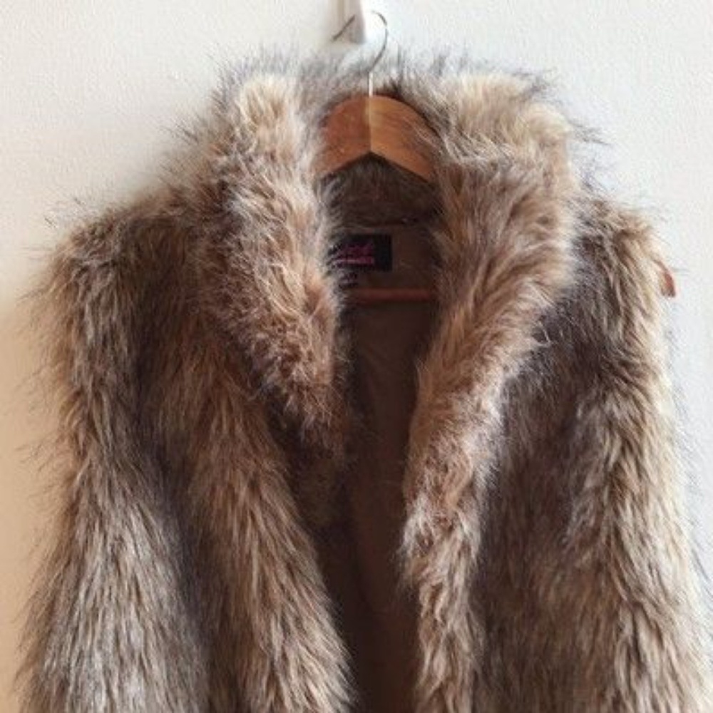 Women's BB DAKOTA Faux fur brown vest.